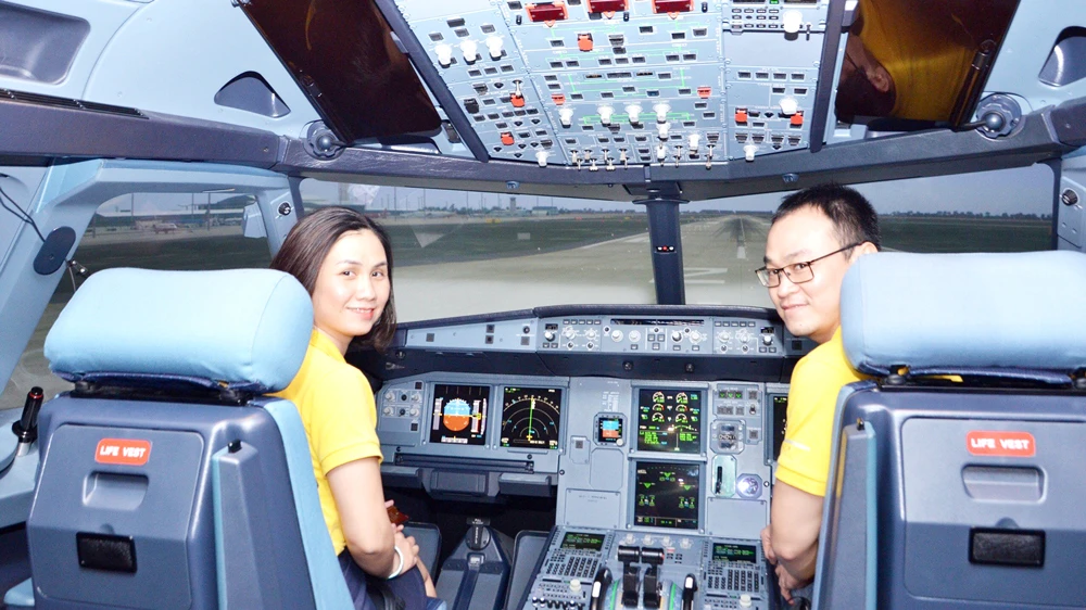 Du khách trải nghiệm làm phi công trên buồng lái giả định máy bay Airbus A320 do Vietravel tổ chức