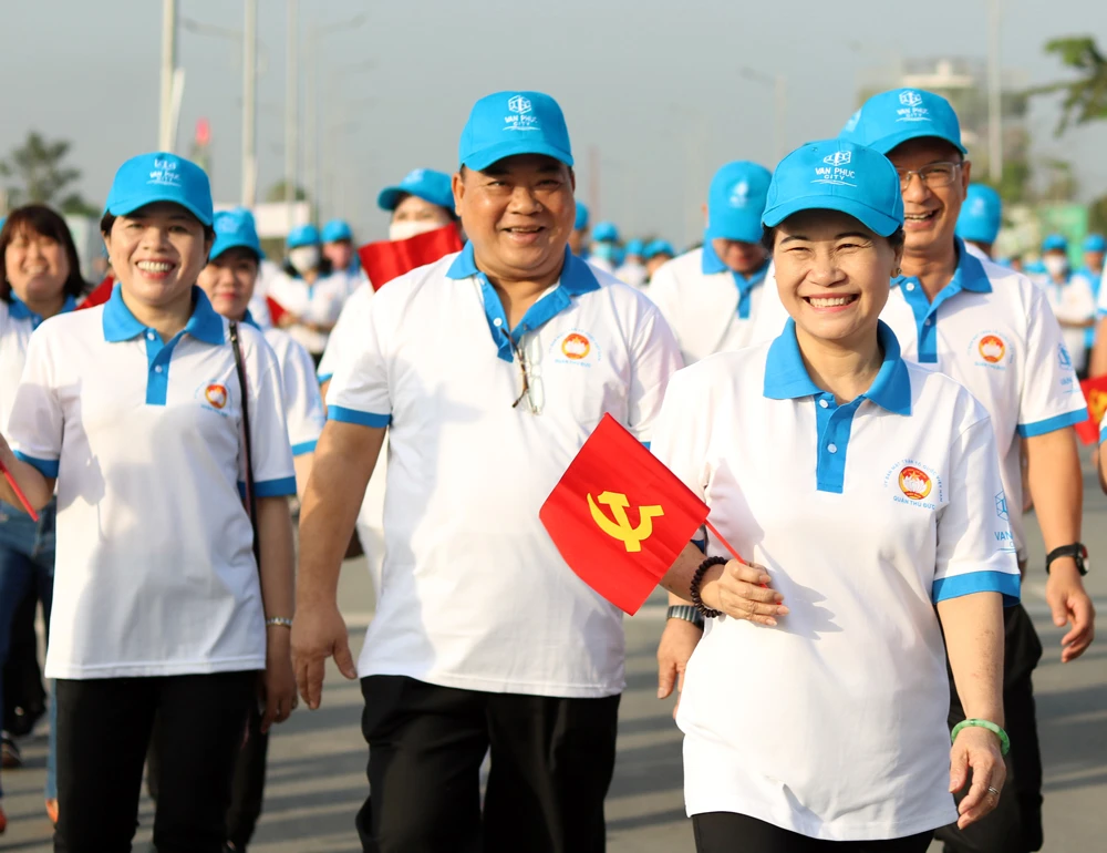 Chủ tịch HĐND TPHCM Nguyễn Thị Lệ đi bộ gây quỹ chăm lo cho người nghèo