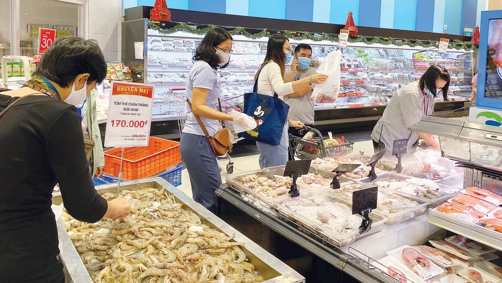 Người tiêu dùng chọn mua hàng hóa tại một siêu thị ở TPHCM. Ảnh: CAO THĂNG
