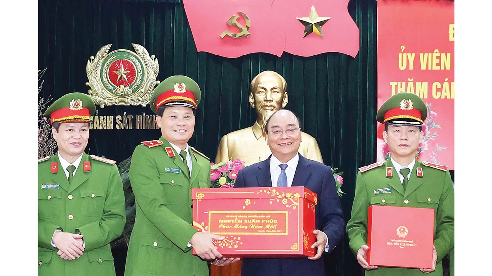 Thủ tướng Nguyễn Xuân Phúc chúc tết và tặng quà cán bộ, chiến sĩ Cục Cảnh sát hình sự. Ảnh: TTXVN