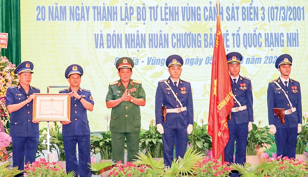 Thượng tướng Võ Minh Lương, Thứ trưởng Bộ Quốc phòng trao Huân chương Bảo vệ Tổ quốc hạng nhì cho Bộ Tư lệnh Vùng Cảnh sát biển 3. Ảnh: TTXVN