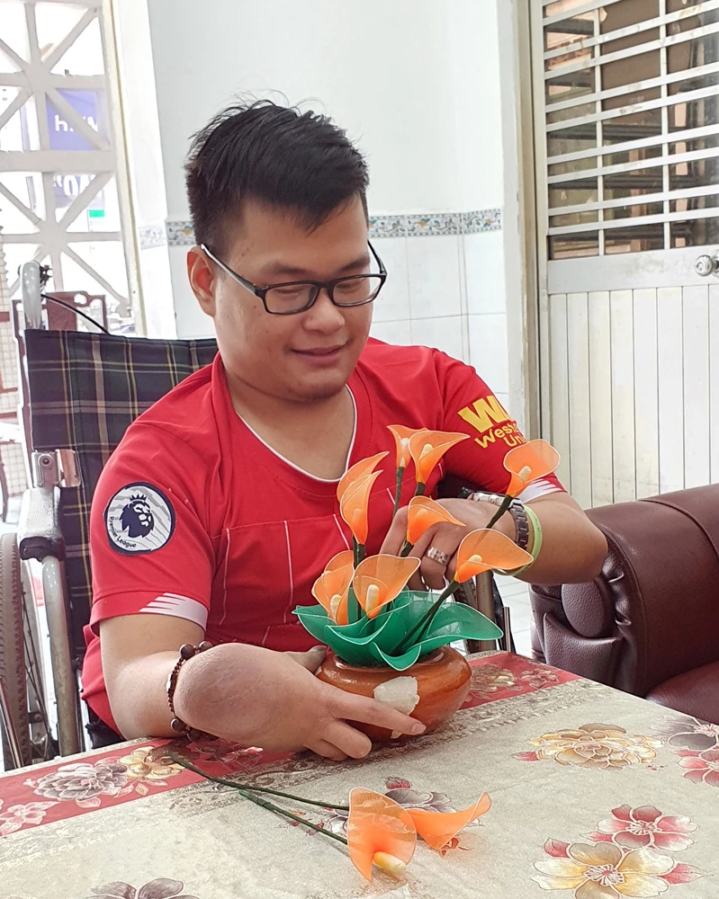 Em Trần Văn Hùng với sản phẩm hoa giả tự tay hoàn thành