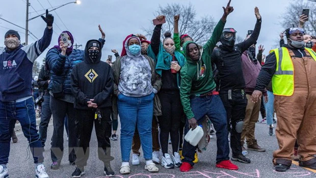 Người biểu tình tập trung tại Brooklyn Center ở thành phố Minneapolis, Mỹ ngày 11-4, phản đối việc cảnh sát nước này bắn chết một người đàn ông da màu. Ảnh: TTXVN