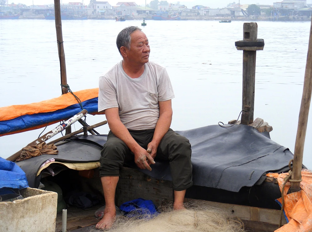 Lão ngư Nguyễn Thái Sơn, thôn Hồng Thái (Nghệ An) buồn bã vì ngư trường ngày càng cạn kiệt
