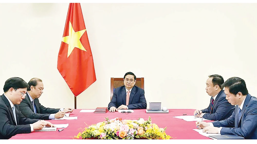 Thủ tướng Phạm Minh Chính điện đàm với Thủ tướng Singapore Lý Hiển Long. Ảnh: QUANG PHÚC