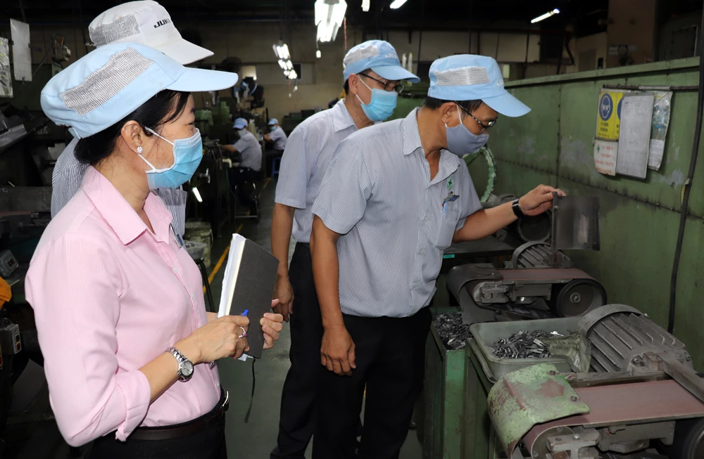Ban Thanh tra an toàn lao động Công ty TNHH Juki Việt Nam kiểm tra máy móc tại nhà xưởng