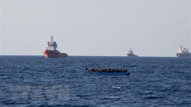 Giải cứu người di cư bị đắm thuyền ở ngoài khơi. Ảnh: TTXVN