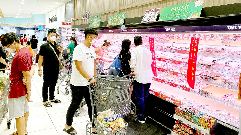 Người dân đeo khẩu trang khi đi siêu thị tối 27-5. Ảnh: CAO THĂNG