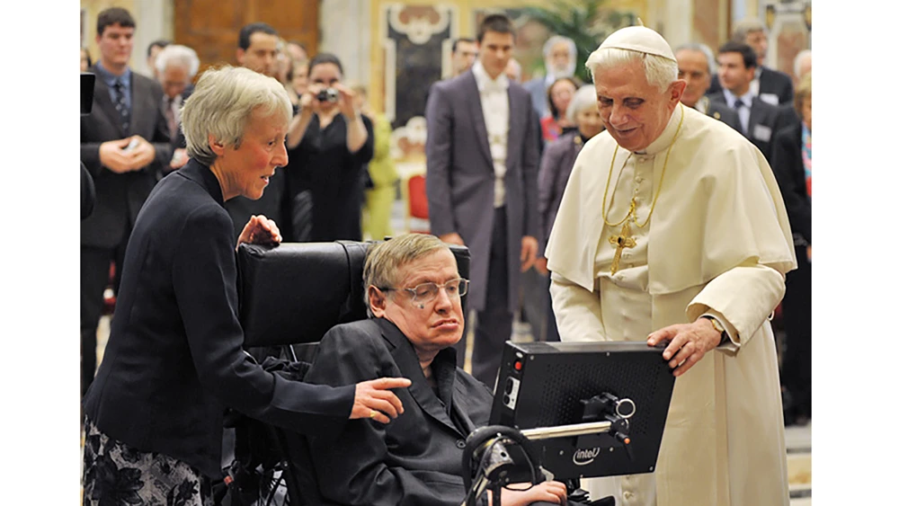 Nhà khoa học Stephen Hawking (1942-2018) trong một lần diện kiến Giáo hoàng Benedict XVI tại Tòa thánh Vatican năm 2008
