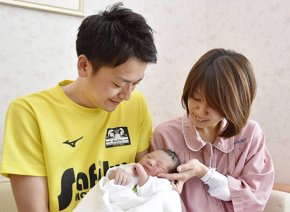 Nhật Bản khuyến khích nam giới nghỉ phép chăm vợ sinh con