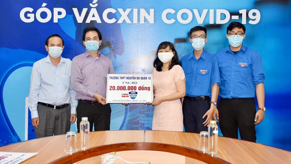 Hiệu trưởng Trường THPT Nguyễn Du (quận 10) Huỳnh Thanh Phú đại diện CBNV nhà trường đóng góp Quỹ Vaccine phòng Covid-19