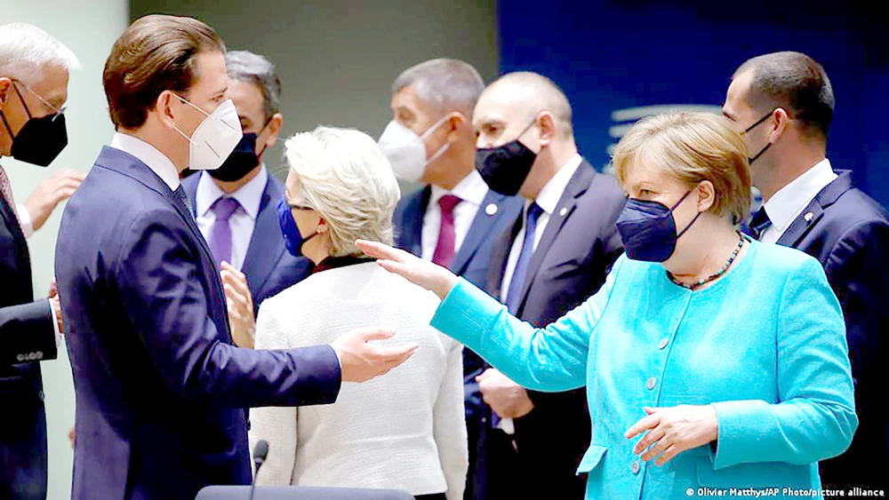 Thủ tướng Đức Angela Merkel (phải) cùng lãnh đạo các nước thành viên EU trong cuộc họp thượng đỉnh của khối ngày 25-6