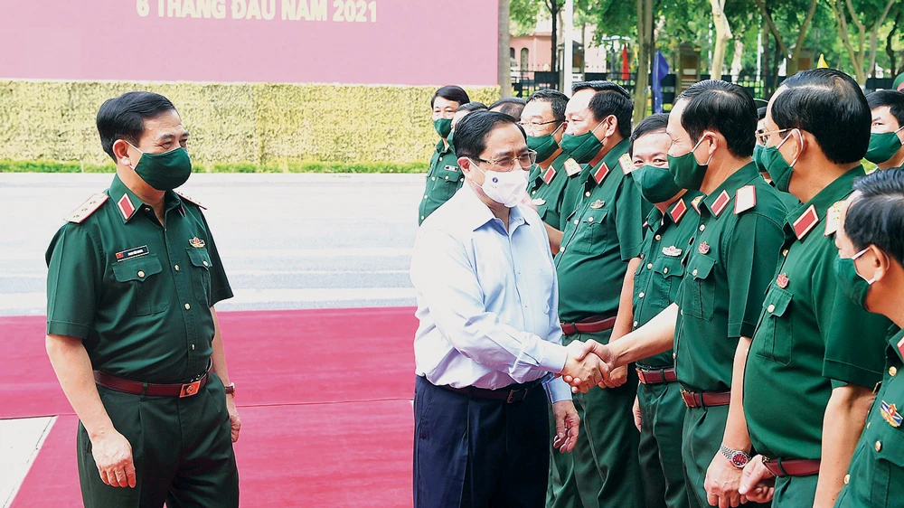 Thủ tướng Phạm Minh Chính với cán bộ Bộ Quốc phòng. Ảnh: VIẾT CHUNG