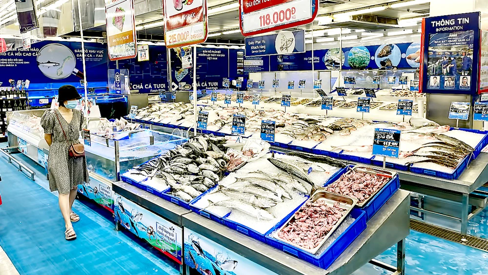 Hải sản bán nhiều tại Mega Market (quận 2, TPHCM), trưa 9-7