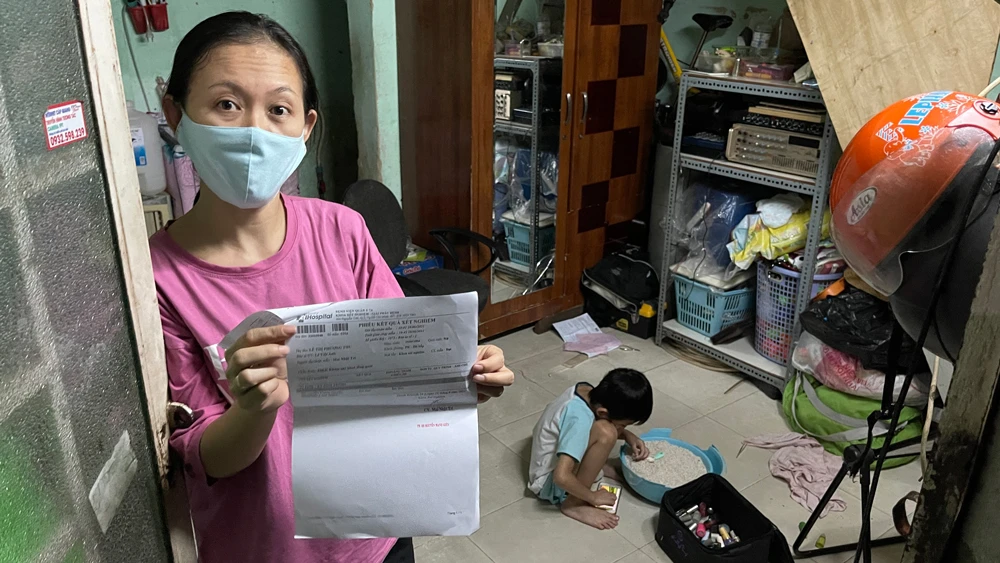 Chị Lê Thị Thu Hương (38 tuổi, quê TP Cần Thơ) tự đi làm xét nghiệm. Ảnh: VĂN MINH