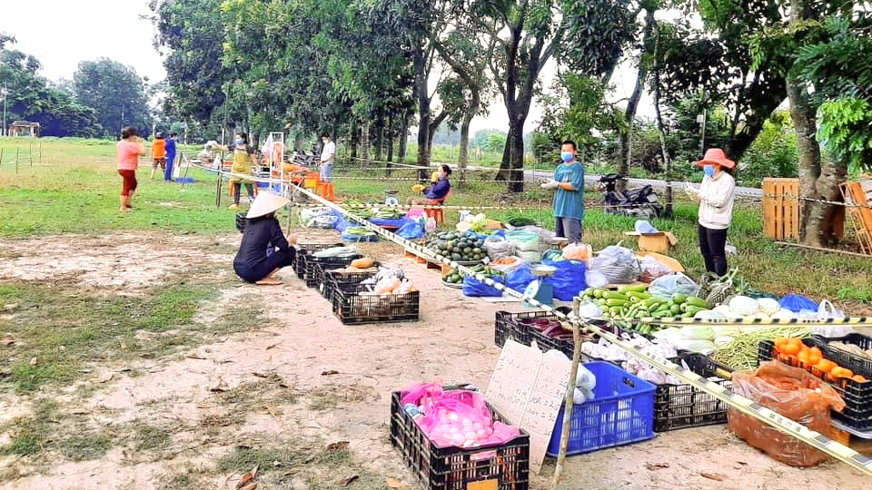 Người dân được phát phiếu để đi chợ dã chiến ở xã Phước Vĩnh An (huyện Củ Chi, TPHCM). Ảnh: Fanpage Đoàn Thanh niên xã Phước Vĩnh An