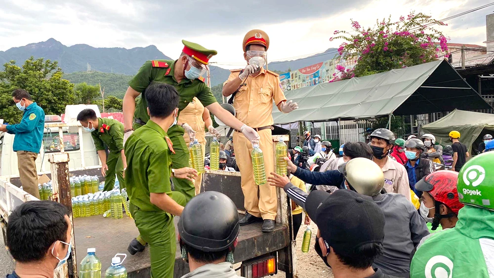 Công an tỉnh Thừa Thiên - Huế hỗ trợ xăng xe máy cho người từ các địa phương về quê qua đèo Hải Vân