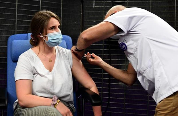 Tiêm vaccine ngừa Covid-19 cho người dân tại Pháp. Ảnh: TTXVN