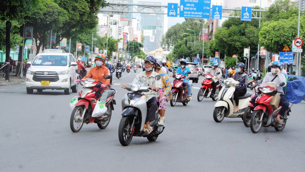 Người dân ra đường khá đông đúc (ảnh chụp trên đường Phan Đăng Lưu, quận Bình Thạnh). Ảnh: MINH NGHĨA