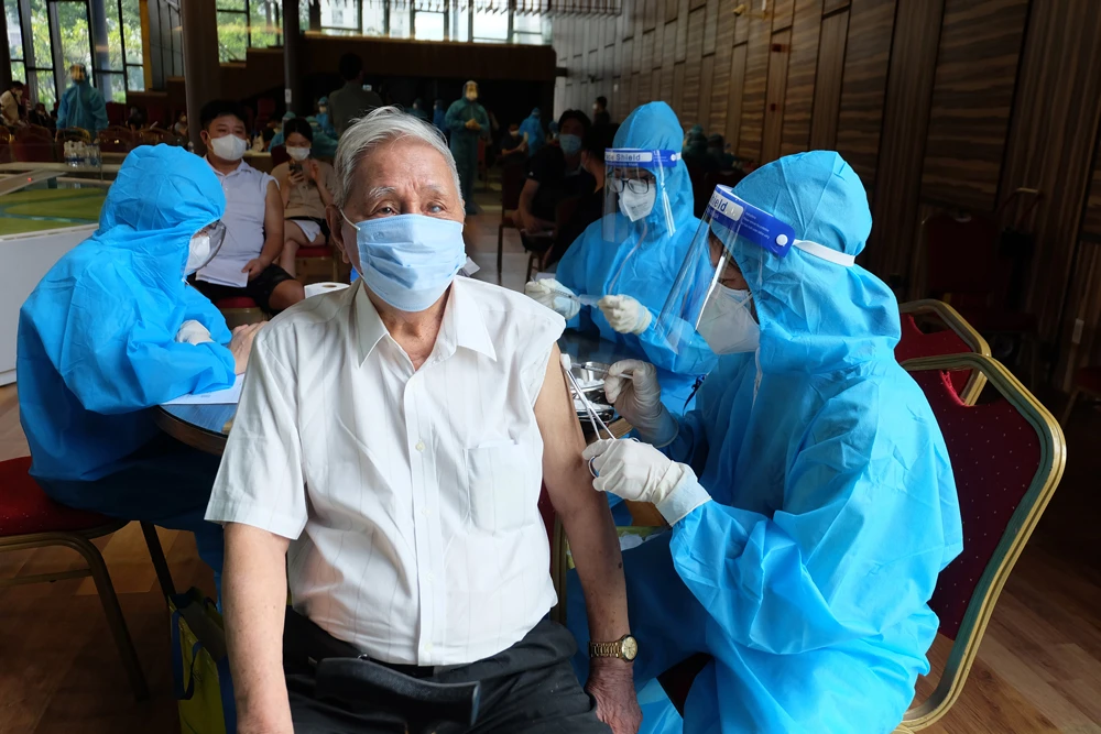 Tiêm vaccine Covid-19 cho người dân phường Tân Phú, quận 7. Ảnh: THU HƯỜNG