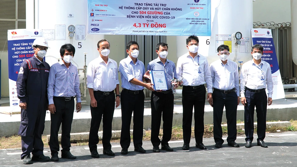 Ông Trần Xuân Điền - Bí thư Đảng ủy Khối cơ sở Bộ Công thương tại TPHCM (thứ 4 từ trái sang) cùng các đơn vị tài trợ trao tặng hệ thống oxy và hút chân không tại Bệnh viện Hồi sức Covid-19