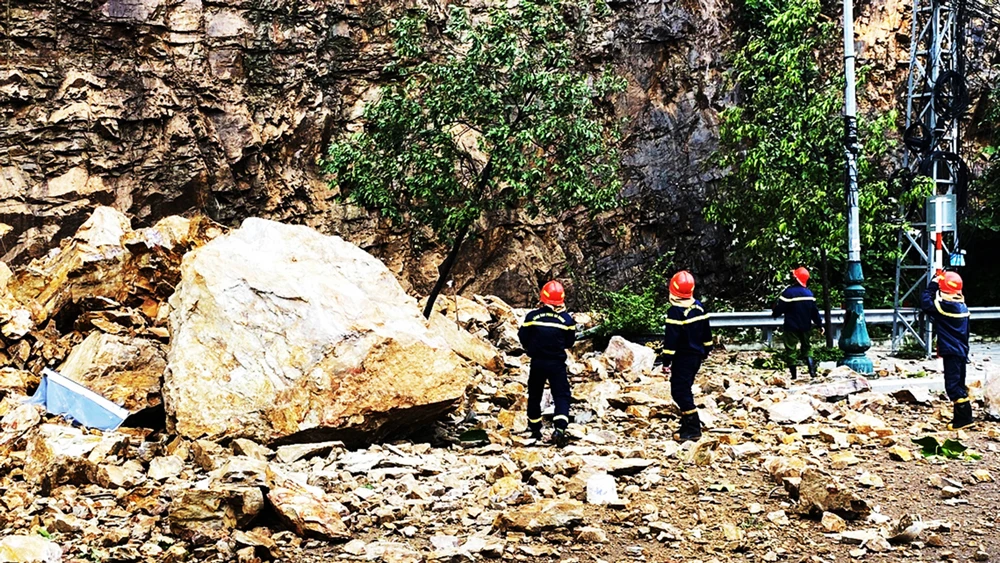 Lực lượng cứu hộ, cứu nạn tỉnh Bình Định đang xử lý sự cố sạt lở núi Bà Hỏa