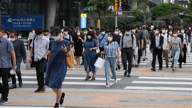 Người dân trên đường phố ở Seoul, Hàn Quốc. Ảnh: TTXVN