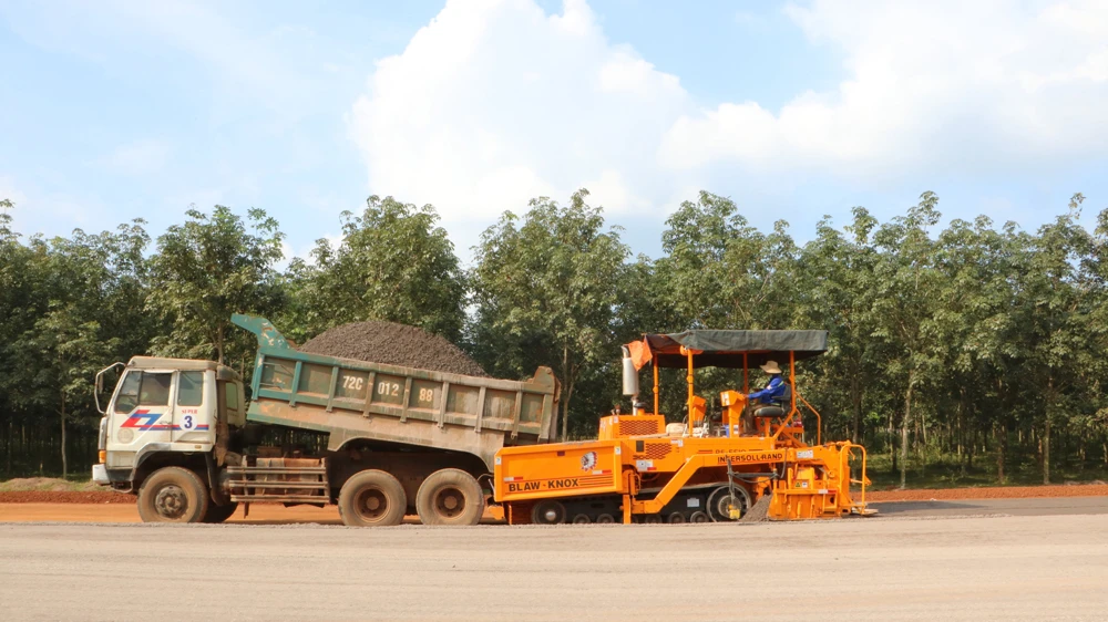 Vật liệu xây dựng được đưa về công trình thi công đoạn qua huyện Xuân Lộc, tỉnh Đồng Nai