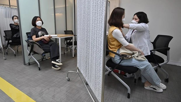 Nhân viên y tế tiêm vaccine phòng Covid-19 cho người dân tại Seoul, Hàn Quốc. Ảnh: TTXVN