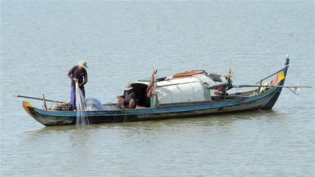 Ngư dân đánh bắt cá trên sông Mekong. Ảnh: TTXVN