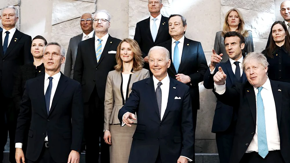 Tổng thống Mỹ Joe Biden (giữa) tại cuộc họp thượng đỉnh NATO ngày 24-3