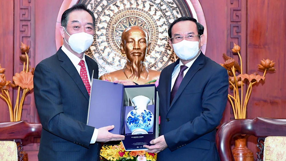 Bí thư Thành ủy TPHCM Nguyễn Văn Nên tặng quà lưu niệm Tổng lãnh sự Trung Quốc Wu Jun. Ảnh: VIỆT DŨNG