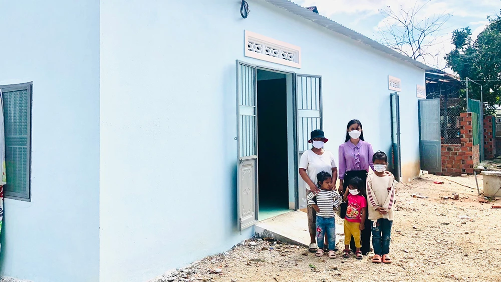 Cô Hoàng Thị Diệu Loan bên căn nhà do cô vận động xây dựng cho một học sinh nghèo. ẢNH: HỮU PHÚC