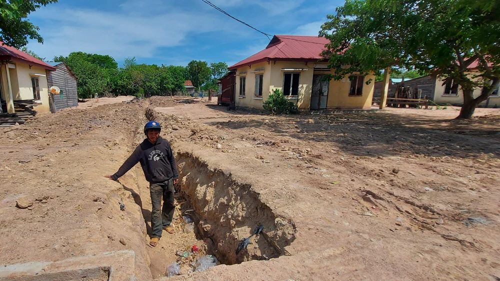 Anh Siu Brông (làng Hnáp, xã Ia Mơ) phải đào tạm mương để dẫn nước ra khỏi nhà phòng khi bị ngập