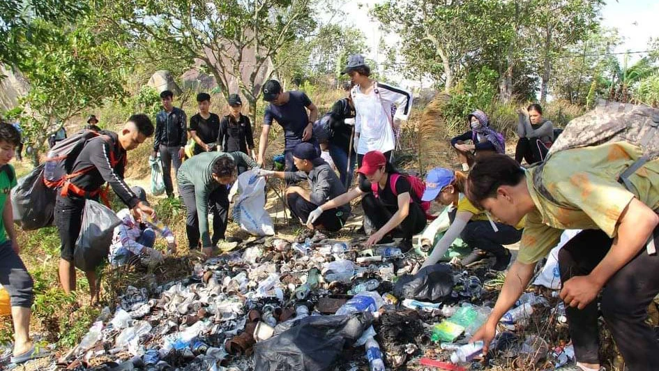 Trần Việt Dương và nhiều bạn trẻ thường xuyên tham gia các tour du lịch dọn rác