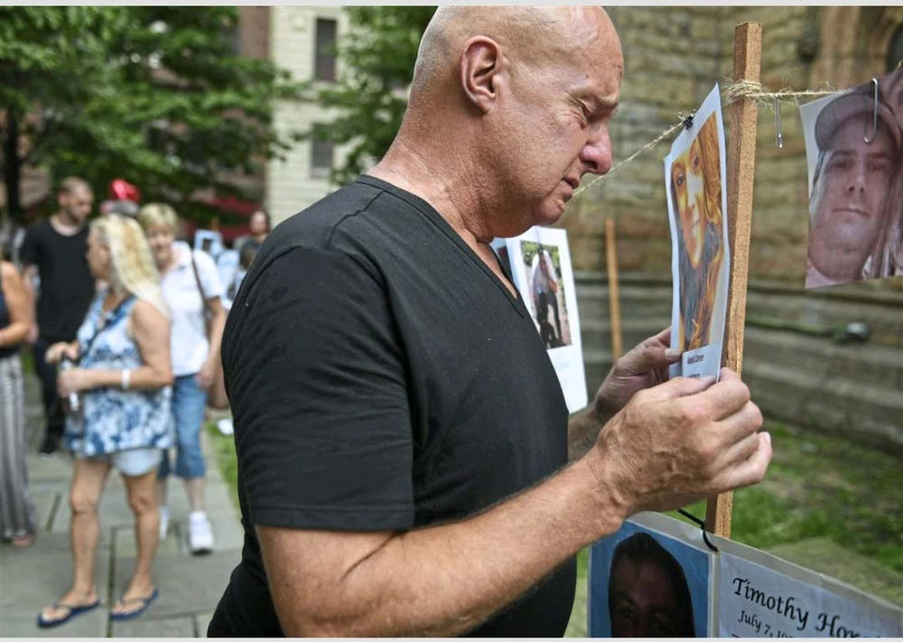 Người thân đau buồn tại lễ tưởng niệm các nạn nhân dùng thuốc quá liều ở Pittsburgh năm 2021. Ảnh: AP