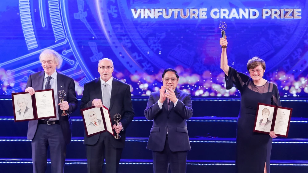 Thủ tướng Phạm Minh Chính trao giải thưởng chính của VinFuture mùa đầu tiên cho GS Katalin Kariko và 2 đồng nghiệp - những người đặt nền móng cho công nghệ mRNA trong cuộc chiến chống Covid-19