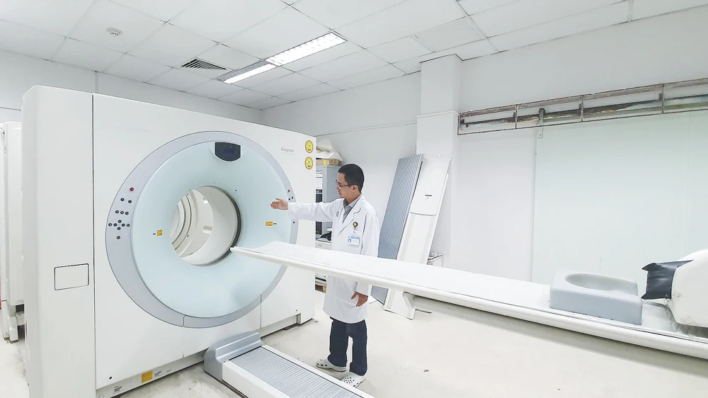 Kỹ sư đang kiểm tra hệ thống PET/CT trước khi vận hành tại Bệnh viện Chợ Rẫy. Ảnh: THÀNH SƠN