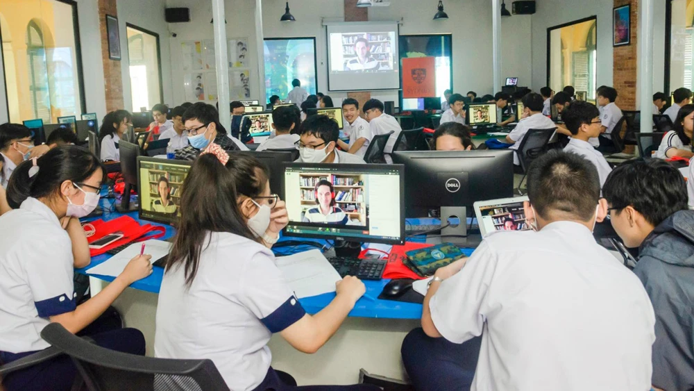Học sinh Trường THPT chuyên Trần Đại Nghĩa học tiếng Anh tại thư viện trực tuyến của trường