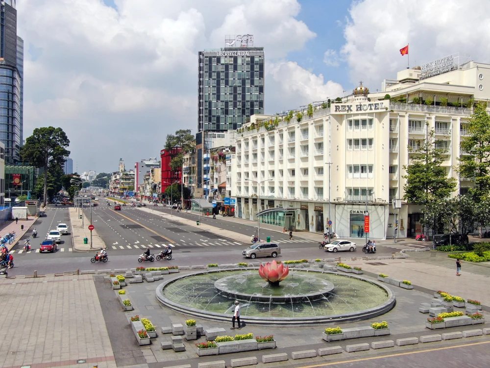 Không gian trung tâm TPHCM với diện mạo mới nhìn từ góc giao phố đi bộ Nguyễn Huệ và đường Lê Lợi (quận 1). Ảnh: HOÀNG HÙNG