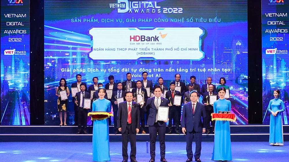 Ông Nguyễn Đức Dũng, Phó Giám đốc Trung tâm Chuyển đổi số HDBank (DTC) đại diện HDBank nhận giải