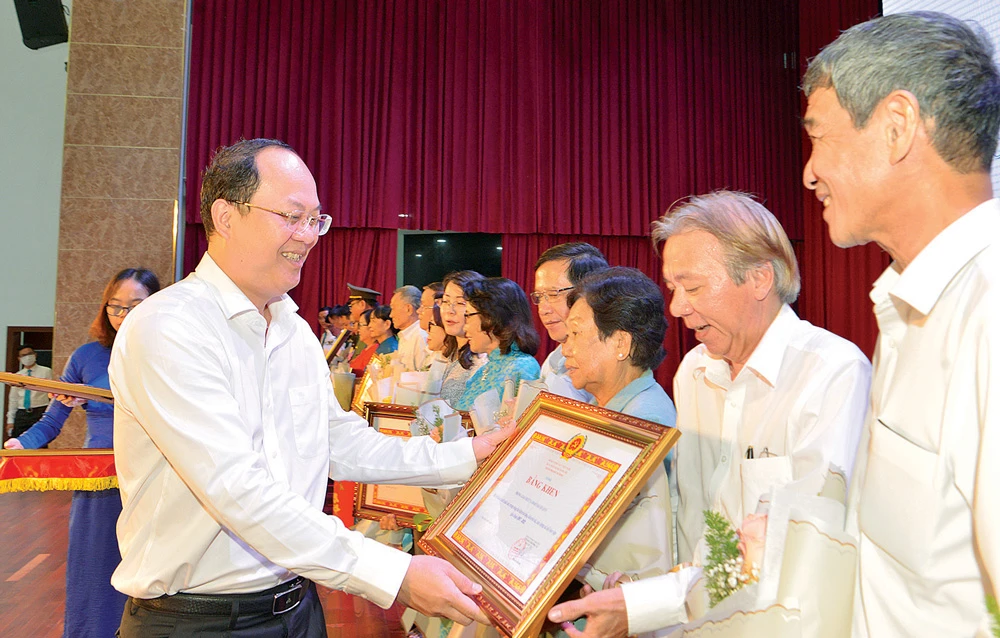 Phó Bí thư Thành ủy TPHCM Nguyễn Hồ Hải tặng bằng khen các cá nhân có thành tích xuất sắc