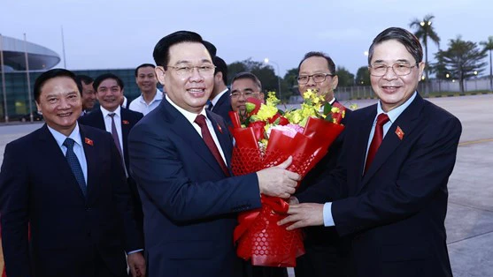 Phó Chủ tịch Quốc hội Nguyễn Đức Hải tặng hoa, tiễn Chủ tịch Quốc hội Vương Đình Huệ tại Sân bay quốc tế Nội Bài. Ảnh: TTXVN