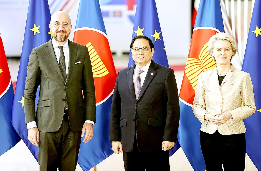 Chủ tịch Hội đồng châu Âu Charles Michel (trái) và Chủ tịch Ủy ban châu Âu Ursula Von der Leyen (phải) đón Thủ tướng Phạm Minh Chính. Ảnh: TTXVN