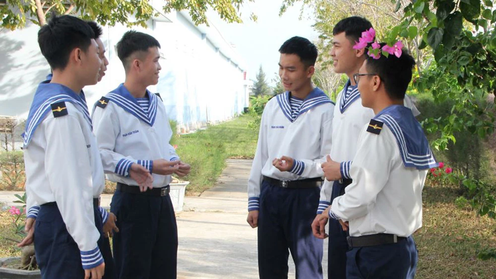 Những chiến sĩ trẻ sôi nổi trao đổi nghiệp vụ trước giờ lên đường làm nhiệm vụ