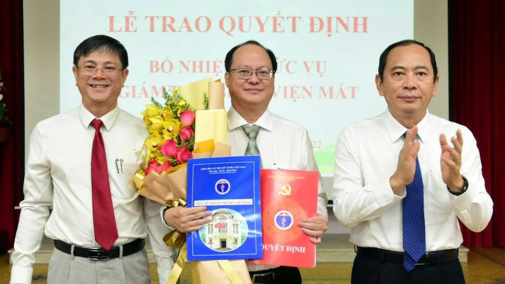 PGS-TS Tăng Chí Thượng, Giám đốc Sở Y tế TPHCM trao quyết định bổ nhiệm Giám đốc Bệnh viện Mắt cho bác sĩ Lê Anh Tuấn