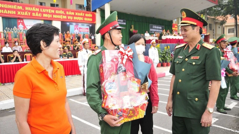 Trung tướng Nguyễn Văn Nam tặng quà, dặn dò, động viên quân nhân xuất ngũ. Ảnh: TRẦN YÊN