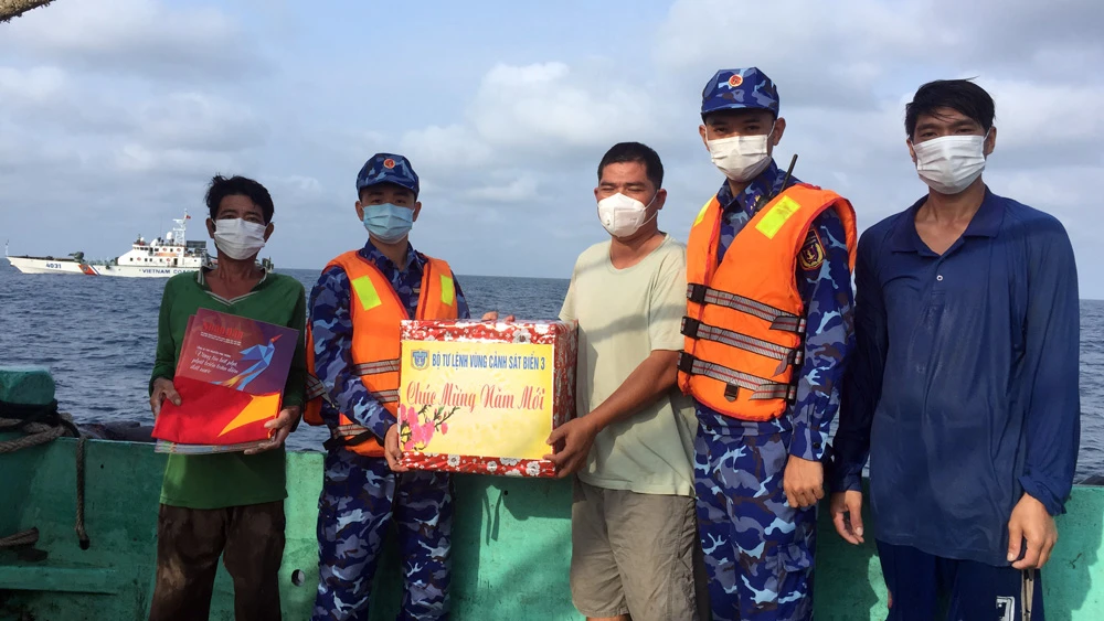 Cán bộ, chiến sĩ tàu CSB 4031 tặng quà cho ngư dân đón tết trên biển
