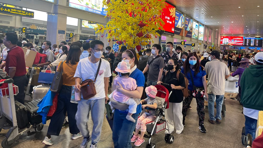 Hành khách đang chờ làm thủ tục tại sân bay Tân Sơn Nhất