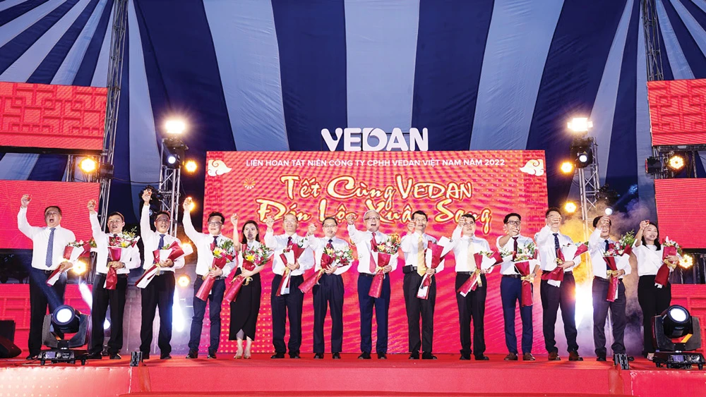 Ban lãnh đạo của Vedan Việt Nam cùng lên sân khấu nâng ly gửi lời chúc mừng năm mới đến CBCNV